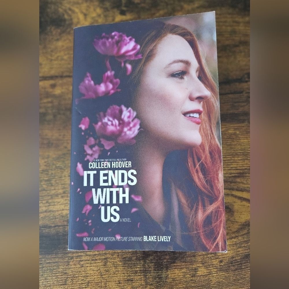 It Ends With Us by Colleen Hoover - Paperback